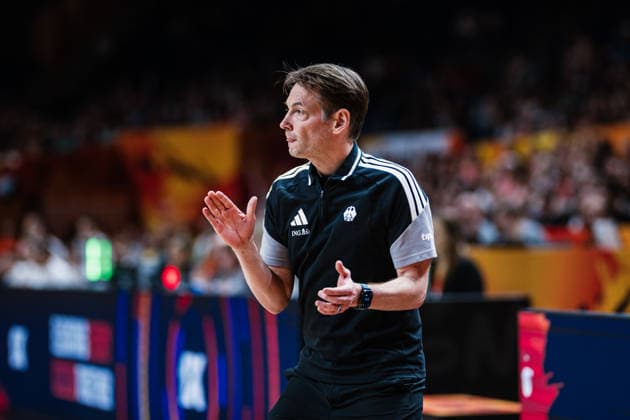 FIBA Women’s Basketball World Cup 2026: Germany vs. South Korea, September 8, 2026. Olaf Lange, coach of Germany, claps his hands. Basketball, FIBA Women’s Basketball World Cup 2026, Final Round, Qualifier for the Quarterfinals: Germany vs. South Korea on September 8, 2026, at the Uber Arena in Berlin Copyright: xBEAUTIFULxSPORTS Tonhäuserx