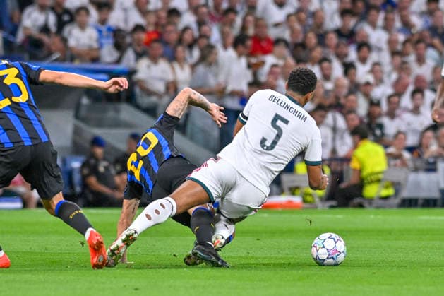 September 8, 2026, Madrid, Madrid, Spain: 5 JUDE BELLINGHAM of Real Madrid CF is called for a foul by 20 HAKAN CALHANOGLU of F. C. Internazionale Milano during the match on Matchday 1 of the group stage of the 2026 27 UEFA Champions League between REAL MADRID C.F. and F.C. INTERNAZIONALE MILANO, played at the Bernabo u Stadium on September 8, 2026, in Madrid, Spain. Madrid Spain - ZUMAc312 20260908_zsp_c312_343 Copyright: xOscarxManuelxSanchezx