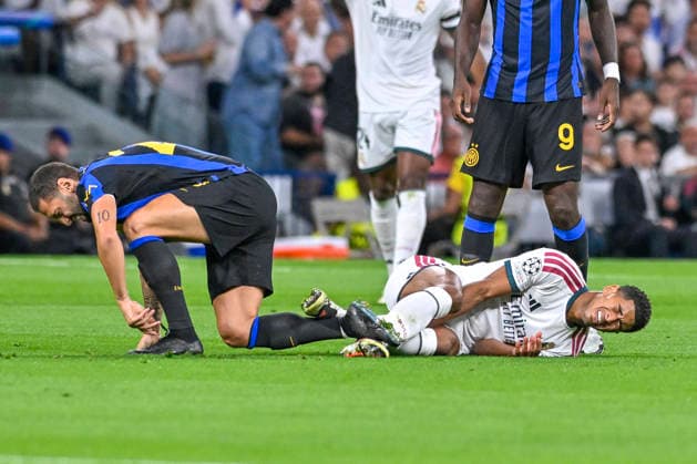 September 8, 2026, Madrid, Madrid, Spain: 5 JUDE BELLINGHAM of Real Madrid CF is called for a foul by 20 HAKAN CALHANOGLU of F. C. Internazionale Milano during the match on Matchday 1 of the group stage of the 2026 27 UEFA Champions League between REAL MADRID C.F. and F.C. INTERNAZIONALE MILANO, played at the Bernabo u Stadium on September 8, 2026, in Madrid, Spain. Madrid Spain - ZUMAc312 20260908_zsp_c312_345 Copyright: xOscarxManuelxSanchezx