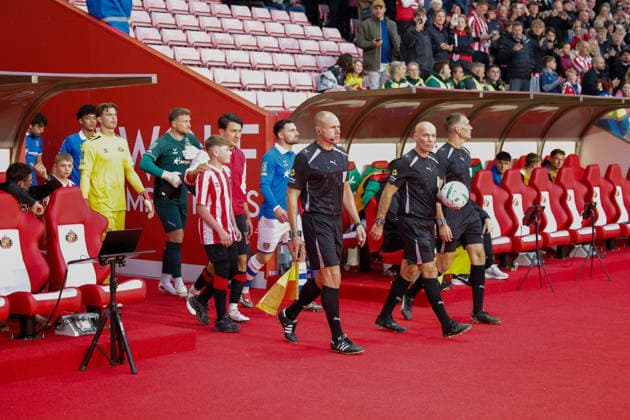 Sunderland v Hull City, Carabao Cup Referee Paul Tierney leads the sides out at kick off during the Sunderland v Hull City Carabao Cup 3rd Round match at the Stadium of Light, Sunderland, England on 8 September 2026 Credit: Craig Cowan Every Second Media Editorial use only. All images are copyright Every Second Media Limited. No images may be reproduced without prior permission. All rights reserved. Premier League and Football League images are subject to licensing agreements with Football DataCo Limited. see https: www.football-dataco.com Copyright: xIMAGO EveryxSecondxMediax ESM-2144-0118 CraigxCowanx xEveryxSecondxMediax