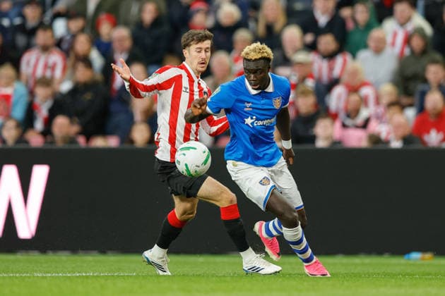 Sunderland v Hull City, Carabao Cup Robinio Vaz of Hull City beats Trai Hume of Sunderland during the Sunderland v Hull City Carabao Cup 3rd Round match at the Stadium of Light, Sunderland, England on 8 September 2026 Credit: Craig Cowan Every Second Media Editorial use only. All images are copyright Every Second Media Limited. No images may be reproduced without prior permission. All rights reserved. Premier League and Football League images are subject to licensing agreements with Football DataCo Limited. see https: www.football-dataco.com Copyright: xIMAGO EveryxSecondxMediax ESM-2144-0131 CraigxCowanx xEveryxSecondxMediax