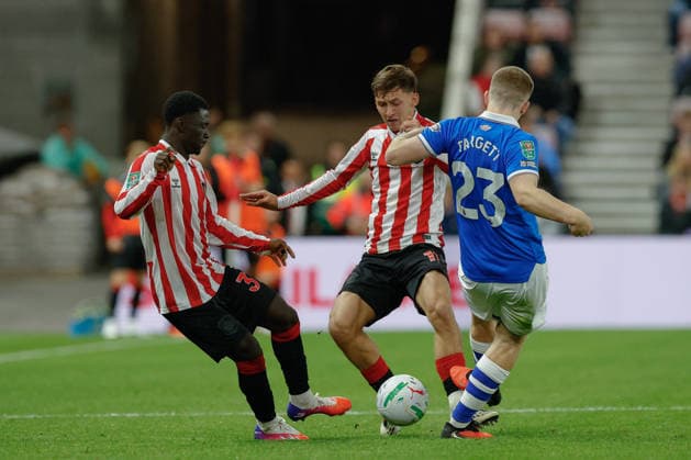 Sunderland v Hull City, Carabao Cup Chris Rigg of Sunderland battles with Matt Targett of Hull City during the Sunderland v Hull City Carabao Cup 3rd Round match at the Stadium of Light, Sunderland, England on 8 September 2026 Credit: Craig Cowan Every Second Media Editorial use only. All images are copyright Every Second Media Limited. No images may be reproduced without prior permission. All rights reserved. Premier League and Football League images are subject to licensing agreements with Football DataCo Limited. see https: www.football-dataco.com Copyright: xIMAGO EveryxSecondxMediax ESM-2144-0148 CraigxCowanx xEveryxSecondxMediax
