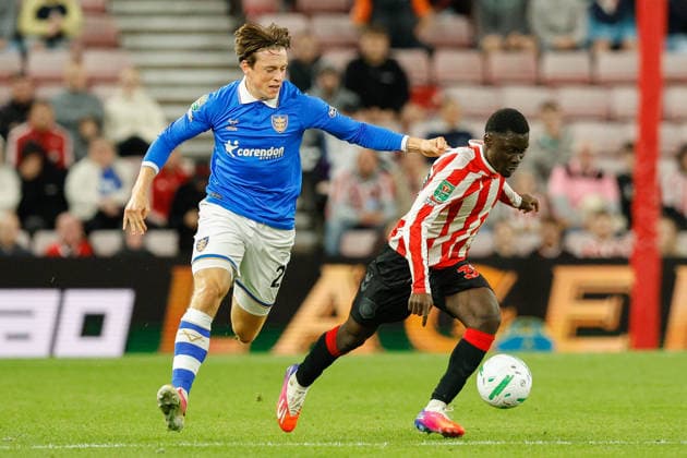 Sunderland v Hull City, Carabao Cup Elliot Stroud of Hull City pulls the shirt of Jocelin Ta Bi of Sunderland during the Sunderland v Hull City Carabao Cup 3rd Round match at the Stadium of Light, Sunderland, England on 8 September 2026 Credit: Craig Cowan Every Second Media Editorial use only. All images are copyright Every Second Media Limited. No images may be reproduced without prior permission. All rights reserved. Premier League and Football League images are subject to licensing agreements with Football DataCo Limited. see https: www.football-dataco.com Copyright: xIMAGO EveryxSecondxMediax ESM-2144-0156 CraigxCowanx xEveryxSecondxMediax