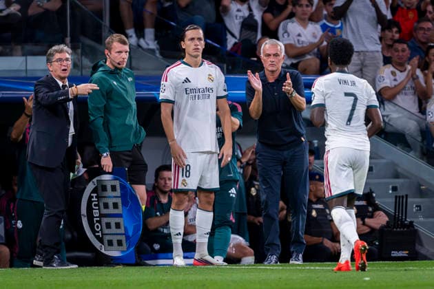 Real Madrid C.F. v FC Internazionale Milano - UEFA Champions League 2026 27 League Phase MD1 MADRID, SPAIN - SEPTEMBER 8: Vinicius Junior of Real Madrid CF (R) leaves the pitch to applause from Jose Mourinho (L), head coach of Real Madrid CF, during the UEFA Champions League 2026 27 League Phase MD1 match between Real Madrid C.F. and FC Internazionale Milano at Estadio Santiago Bernabeu on September 8, 2026 in Madrid, Spain. Madrid Estadio Bernabeu Madrid Spain Copyright: xAlbertoxGardinx AGardin_20260908_Foot_Cha_Rea_Mad_Inter_0314