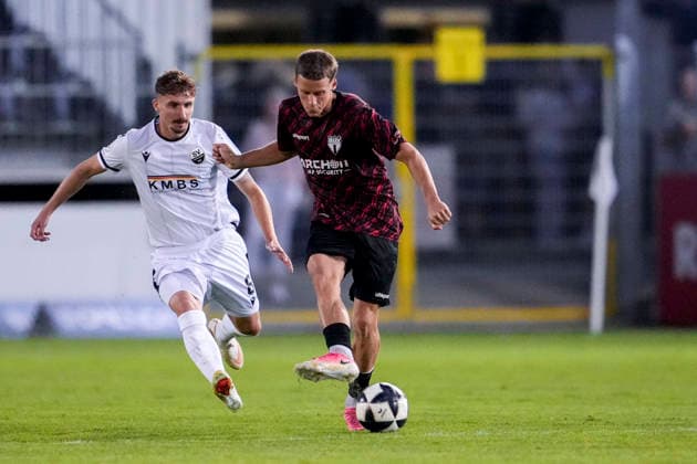 v li Niklas Tarnat SVS, 6, Michael Martin SGV, 8, tackle, game scene, duel, tackle, tackling, dynamism, action, 08 09 2026, Sandhausen, Germany, soccer, Regionalliga Southwest, SV Sandhausen, SGV Heilbronn Freiberg xozx