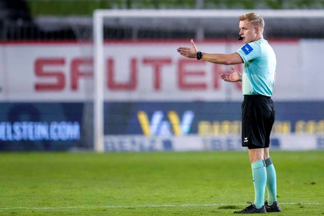 Sebastian Hilsberg, referee, giving instructions, gesturing, gesturing with his arms, cutout, full-body, single frame, single photo, action, 08 09 2026, Sandhausen, Germany, soccer, Regionalliga Südwest, SV Sandhausen vs. SGV Heilbronn Freiberg xozx
