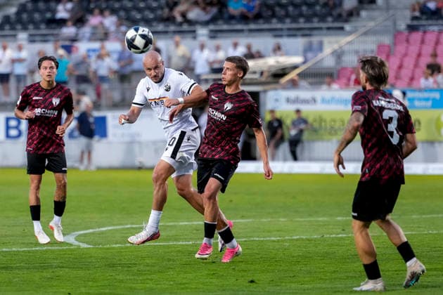 From left: Felix Lohkemper (SVS), 10, Michael Martin (SGV), 8, during a header, header duel, game scene, aerial duel, action, 08 09 2026, Sandhausen, Germany, soccer, Regionalliga Southwest, SV Sandhausen vs. SGV Heilbronn Freiberg xozx