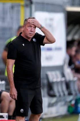 Markus Kauczinski, Coach, Head Coach, SVS, slaps his forehead; single frame, single photo, action shot, looking disappointed, disappointment, frustration, pessimistic, September 8, 2026, Sandhausen, Germany, soccer, Regionalliga Southwest, SV Sandhausen vs. SGV Heilbronn Freiberg xozx