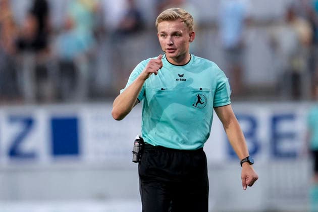 Sebastian Hilsberg, referee, giving instructions, gesturing, gesturing with his arms, single frame, single photo, action, September 8, 2026, Sandhausen, Germany, soccer, Regionalliga Südwest, SV Sandhausen vs. SGV Heilbronn Freiberg xozx