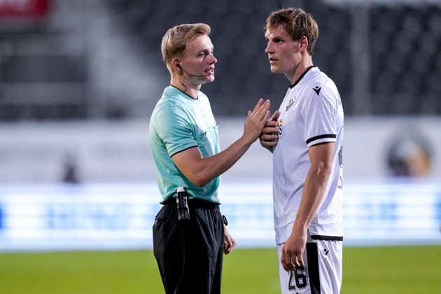 From left: Sebastian Hilsberg, referee, and Max Christiansen (SVS), 26, in conversation; discussion on the field; action; game scene; September 8, 2026; Sandhausen, Germany; soccer; Regionalliga Südwest; SV Sandhausen vs. SGV Heilbronn Freiberg xozx