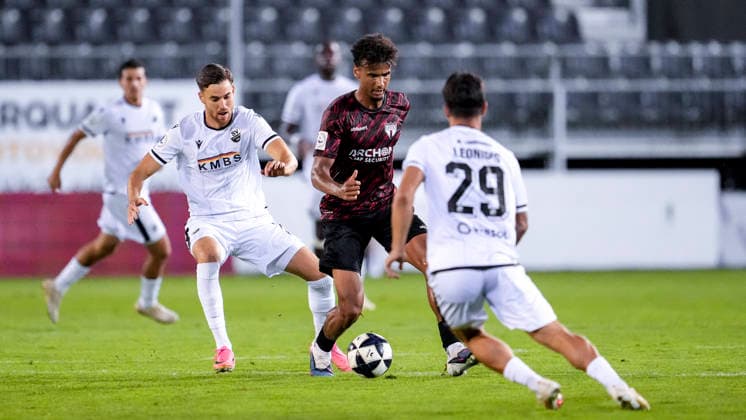 v li David Mamutovic SVS, 7, James Ojiekhai SGV, 13, Tasos Leonidis SVS, 29, tackle, game scene, duel, tackle, tackling, dynamics, action, 08 09 2026, Sandhausen, Germany, soccer, Regionalliga Südwest, SV Sandhausen vs. SGV Heilbronn Freiberg xozx