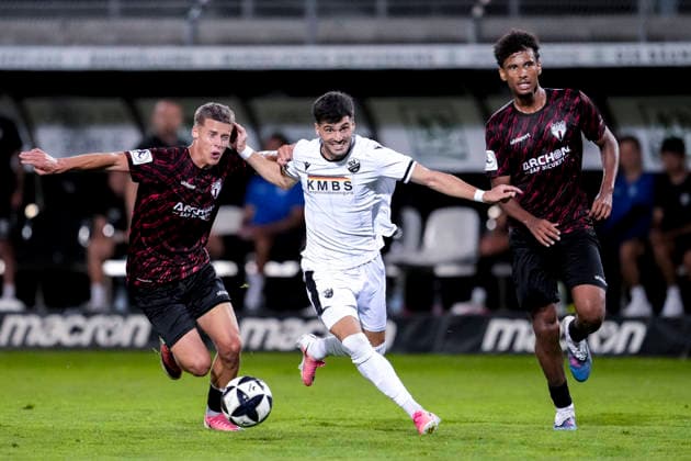 From left: Michael Martin (SGV), 8, Mert Tasdelen (SVS), 11, James Ojiekhai (SGV), 13, tackle, game play, duel, tackle, tackling, dynamics, action, 08 09 2026, Sandhausen, Germany, soccer, Regionalliga Southwest, SV Sandhausen vs. SGV Heilbronn Freiberg xozx