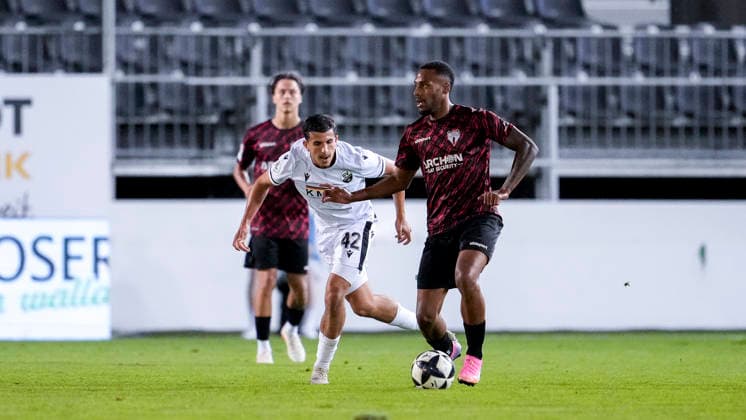 v li Imad Jaadar SVS, 42, Marlon Mustapha SGV, 77, tackle, game scene, duel, tackle, tackling, dynamics, action, 08 09 2026, Sandhausen, Germany, soccer, Regionalliga Southwest, SV Sandhausen vs. SGV Heilbronn Freiberg xozx