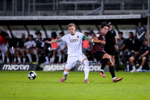 v li Marco Kehl Gomez SVS, 33, Gwangin Lee Gwang in, SGV, 17, tackle, game scene, duel, tackle, tackling, dynamism, action, 08 09 2026, Sandhausen, Germany, soccer, Regionalliga Southwest, SV Sandhausen, SGV Heilbronn Freiberg xozx