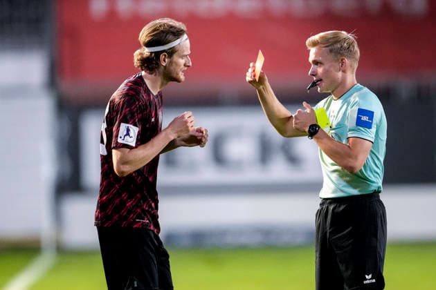 v li Scott Kennedy SGV, 28, receives a yellow-red card from referee Sebastian Hilsberg; sent off; ejection; second yellow card; highlight; action; play; 08 09 2026, Sandhausen, Germany, soccer, Regionalliga Südwest, SV Sandhausen vs. SGV Heilbronn Freiberg xozx