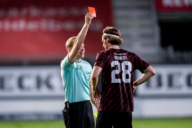 From left: Referee Sebastian Hilsberg shows Scott Kennedy (SGV), 28, a yellow-red card, sending him off, ejection, dismissal, second yellow card, highlight, action, play, 08 09 2026, Sandhausen, Germany, soccer, Regionalliga Southwest, SV Sandhausen vs. SGV Heilbronn Freiberg xozx