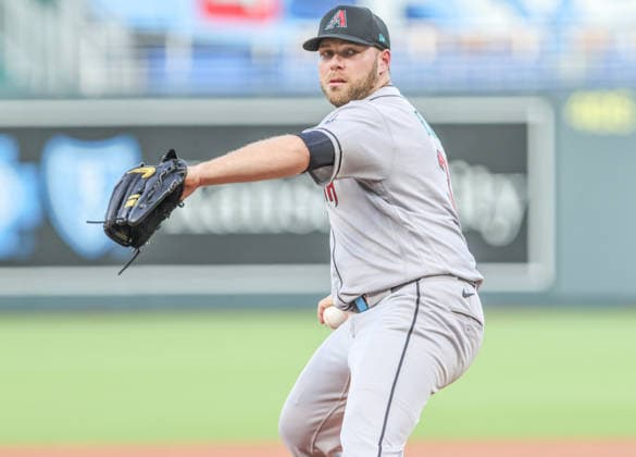 SEP 8, 2026: Arizona Diamondbacks starting pitcher Corbin Burnes (39) warms up before the game against the Kansas City Royals at Kauffman Stadium Kansas City, MO. CSM Kansas City United States - ZUMAc04_ 20260908_zma_c04_017 Copyright: xRomanxPunox
