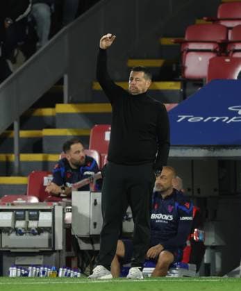 Carabao Cup - Crystal Palace v Middlesbrough LONDON, ENGLAND, SEPTEMBER 8: Pierre Sage Manager of Crystal Palace points out instructions to his players during The Carabao Cup Third Round match between Crystal Palace v Middlesbrough at Selhurst Park Stadium, London, England, on September 8. (Photo by Daniel Weir) London Selhurst Park Stadium England Copyright: xDanielxWeir SportsxPressxPhotox Sportspressphoto_SPR226601