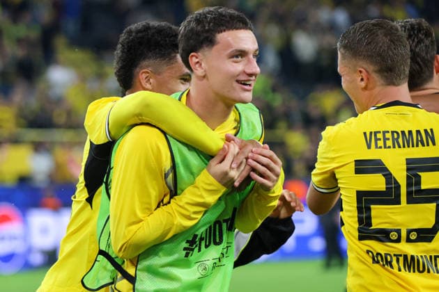 Dortmund, Deutschland: 08.09..2026 - UEFA Champions League 2026 27 - Borussia Dortmund vs. FC Villarreal Im Bild: v.li. der Zweite Luca Reggiani (BVB) beim Abschlussjubel nach dem 3:2 Sieg gegen Villarreal (DFL DFB REGULATIONS PROHIBIT ANY USE OF PHOTOGRAPHS as IMAGE SEQUENCES and or QUASI-VIDEO)
