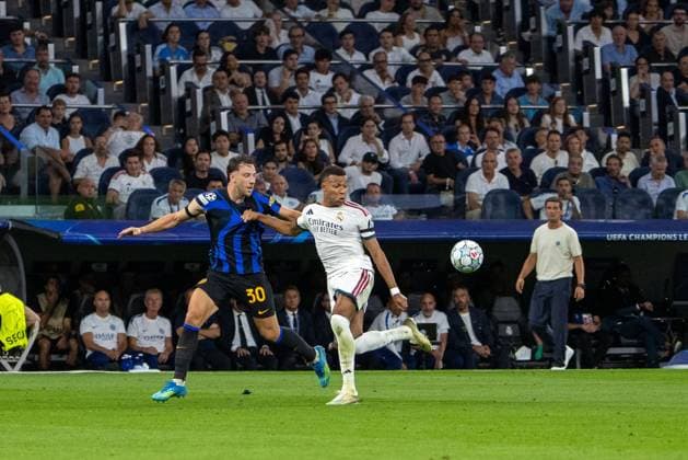UEFA Champions League 2026 2027 - Real Madrid vs. Inter Milan in Madrid, Spain - 8 Sep 2026 Kylian Mbappé (Real Madrid) and Carlos Augusto (Inter Milan) in action during the 2026 2027 UEFA Champions League match between Real Madrid and Inter Milan. Final score: Real Madrid 2-1 Inter Milan Madrid Spain Copyright: xDavidxCanalesx xSOPAxImagesx David-Canales-1448103