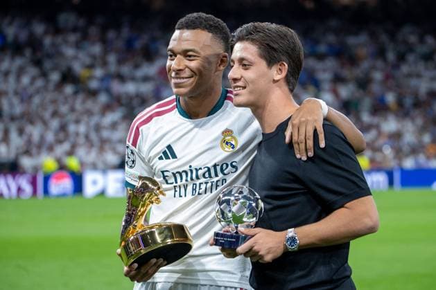 Sport Bilder des Tages #2 UEFA Champions League 2026 2027 - Real Madrid vs. Inter Milan in Madrid, Spain - 8 Sep 2026 Kylian Mbappé and Arda Güler (Real Madrid) pose with individual UEFA trophies before the 2026 2027 UEFA Champions League match between Real Madrid and Inter Milan. Final score: Real Madrid 2-1 Inter Milan Madrid Spain Copyright: xDavidxCanalesx xSOPAxImagesx David-Canales-1448116