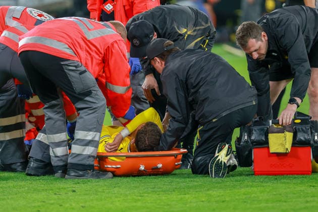 UEFA Champions League: Borussia Dortmund vs. Villarreal on September 8, 2026, at Signal Iduna Park in Dortmund; Konstantinos Karetsas (Dortmund No. 19) carried off on a stretcher—injured, injury, pain MH