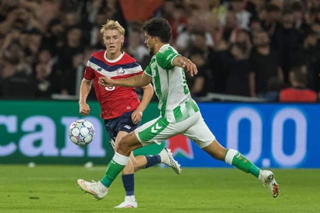 Pablo Fornals and Hakon Arnar Haraldsson seen during the during UEFA Champions League 26 27 League Phase - Matchday 1 match between teams of LOSC Lille and Real Betis Balompie (Jan Borys Ball Raw Images) Lille Decathlon Arena Stade Pierre-Mauroy France Copyright: xJanxBorysx janborys_lille_betis_26 27-47