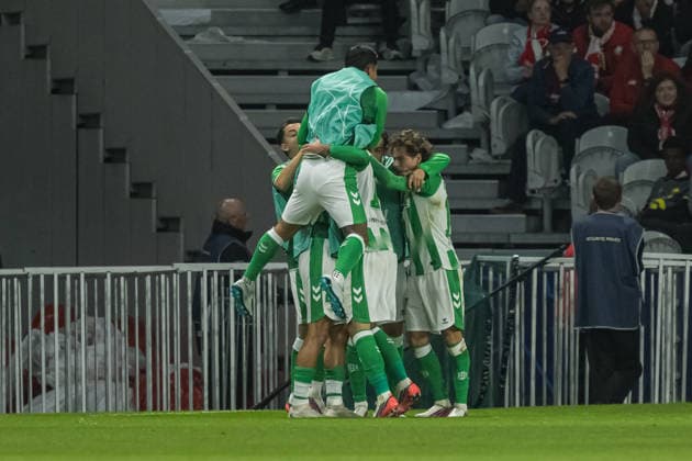Real Betis team celebrating after goal seen seen during the during UEFA Champions League 26 27 League Phase - Matchday 1 match between teams of LOSC Lille and Real Betis Balompie (Jan Borys Ball Raw Images) Lille Decathlon Arena Stade Pierre-Mauroy France Copyright: xJanxBorysx janborys_lille_betis_26 27-7