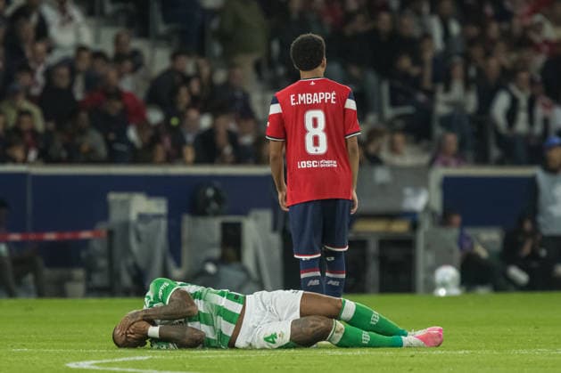 Sport Bilder des Tages #2 Ethan Mbappe after the foul on Natan seen during the during UEFA Champions League 26 27 League Phase - Matchday 1 match between teams of LOSC Lille and Real Betis Balompie (Jan Borys Ball Raw Images) Lille Decathlon Arena Stade Pierre-Mauroy France Copyright: xJanxBorysx janborys_lille_betis_26 27-5