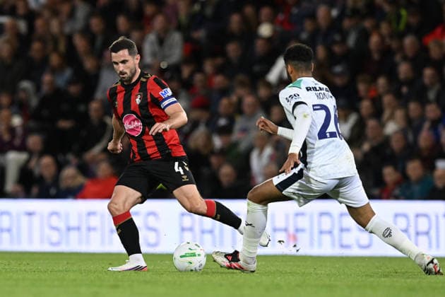Bournemouth v Lincoln City, EFL Cup Lewis Cook (4) of AFC Bournemouth on the attack battles for possession with Yunus Emre Konak (26) of Lincoln City during the EFL Cup match between Bournemouth and Lincoln City at the Vitality Stadium, Bournemouth, UK on 8 September 2026. Bournemouth Vitality Stadium Dorset UK Editorial use only DataCo restrictions apply See www.football-dataco.com , Copyright: xGrahamxHuntx PSI-24849-0341