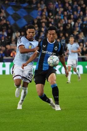 Han-beom Lee of Club Brugge battles with George Hemmings of Aston Villa Club Brugge v Aston Villa, UEFA Champions League, League Stage, Football, Jan Breydel Stadium, Brugge, Belgium - 08 Sep 2026Brugge Jan Breydel Stadium Belgium  Copyright: xDavexWInter Shutterstockx 17139355lm