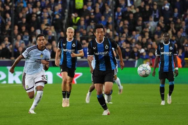 Han-beom Lee of Club Brugge battles with George Hemmings of Aston Villa Club Brugge v Aston Villa, UEFA Champions League, League Stage, Football, Jan Breydel Stadium, Brugge, Belgium - 08 Sep 2026Brugge Jan Breydel Stadium Belgium  Copyright: xDavexWInter Shutterstockx 17139355ln