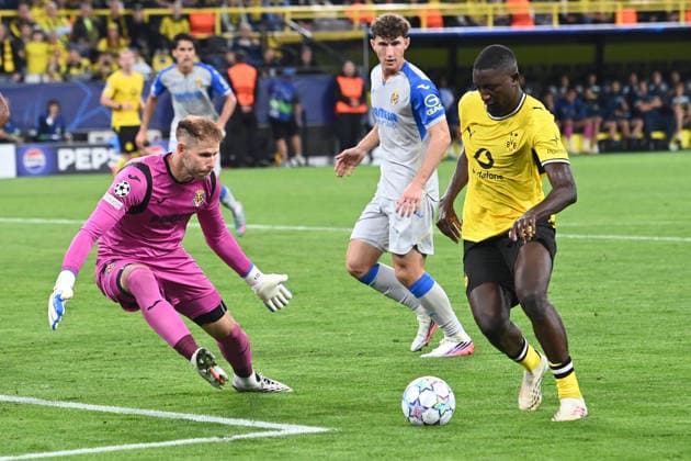Serhou GUIRASSY (DO) misses this scoring opportunity against goalkeeper Peter GULACSI. Villarreal action, tackle, Borussia Dortmund vs. Villarreal 3–2, soccer, UEFA Champions League group stage, Matchday 1, on September 8, 2026, in Dortmund, Germany. UEFA regulations prohibit any use of photographs as image sequences and or quasi-video.