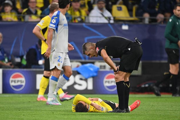Konstantinos KARETSAS (DO) Injury, injured, pain, with referee Simone SOZZA (ITA), Borussia Dortmund vs. Villarreal CF 3–2 Soccer UEFA Champions League Group Stage Matchday 1, on September 8, 2026, in Dortmund, Germany. UEFA regulations prohibit any use of photographs as image sequences and or quasi-video.