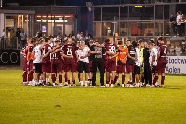 VfR Aalen vs. SSV Ulm 1846 Soccer, Regionalliga Südwest, Matchday 6, Bediani Arena, Aalen, September 8, 2026. Team huddle after the final whistle of the VfR Aalen vs. SSV Ulm 1846 soccer match. Soccer, Regionalliga Southwest, Matchday 6, Bediani Arena, Aalen, September 8, 2026. Photo by Lucca Fundel, Aalen, Bediani Arena, Baden-Württemberg, Germany