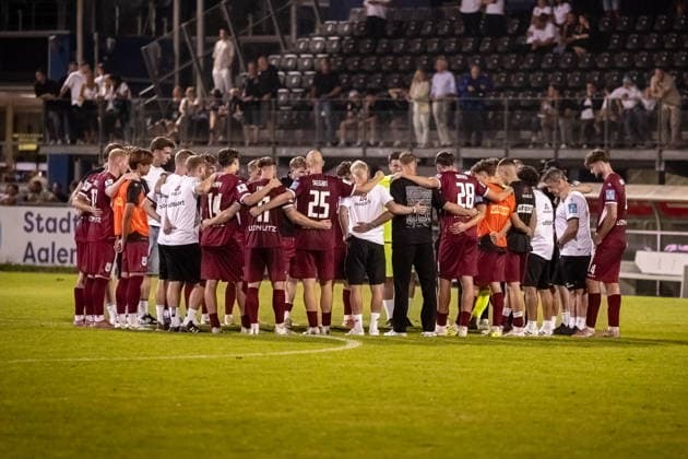 VfR Aalen vs. SSV Ulm 1846 Soccer, Regionalliga Southwest, Matchday 6, Bediani Arena, Aalen, September 26, 2008. Team huddle after the final whistle of the VfR Aalen vs. SSV Ulm 1846 soccer match, Regionalliga Southwest, Matchday 6, Bediani Arena, Aalen, September 8, 2026. Photo by Lucca Fundel, Aalen, Bediani Arena, Baden-Württemberg, Germany