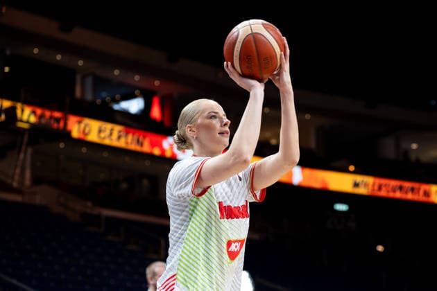 Hungary V Japan: Qualification To Quarter-Finals - FIBA Women s Basketball World Cup Germany 2026 Dorka Juhasz warms up before the FIBA Women s Basketball World Cup 2026 quarter-final match between Hungary and Japan in Berlin, Germany, on September 8, 2026. Berlin Germany  Copyright: xMarcinxGolbax originalFilename:golba-hungaryv260908_npBNq.jpg