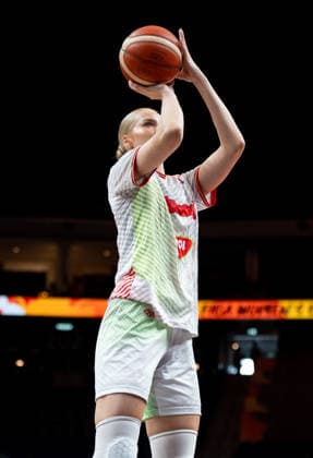 Hungary V Japan: Qualification To Quarter-Finals - FIBA Women s Basketball World Cup Germany 2026 Dorka Juhasz warms up before the FIBA Women s Basketball World Cup 2026 quarter-final match between Hungary and Japan in Berlin, Germany, on September 8, 2026. Berlin Germany  Copyright: xMarcinxGolbax originalFilename:golba-hungaryv260908_npjEe.jpg