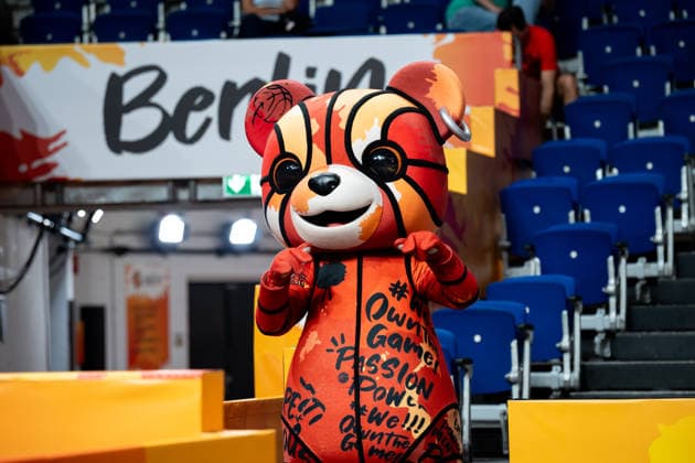 Hungary V Japan: Qualification To Quarter-Finals - FIBA Women s Basketball World Cup Germany 2026 Bearlina, the official mascot of the FIBA Women s Basketball World Cup 2026, is seen during the qualification to quarter-finals match between Hungary and Japan in Berlin, Germany, on September 8, 2026. Berlin Germany  Copyright: xMarcinxGolbax originalFilename:golba-hungaryv260908_npOAK.jpg