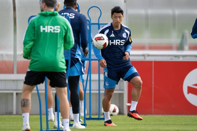Hwang Hee-chan (GE) Aktion, Einzelaktion Training des FC Schalke 04 (GE) am 08.09.2026 auf dem Trainingsgelaende in Gelsenkirchen Deutschland. Â *** Hwang Hee-chan GE: Individual skill drill during FC Schalke 04 GE training on September 8, 2026, at the training facility in Gelsenkirchen, Germany Â