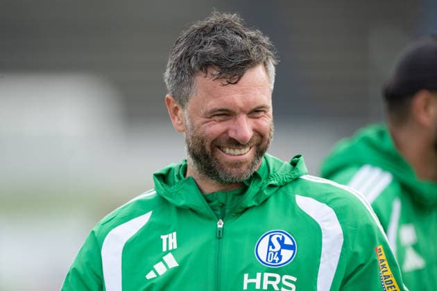Co-Trainer Tim HOOGLAND, Portraet, Porträt, Portrait, Angeschnittenes Einzelbild, Einzelmotiv, Training des FC Schalke 04 (GE) am 08.09.2026 auf dem Trainingsgelaende in Gelsenkirchen Deutschland. Â *** Assistant Coach Tim HOOGLAND, Portrait, Cropped single image, Single subject, FC Schalke 04 GE training session on September 8, 2026, at the training facility in Gelsenkirchen, Germany Â