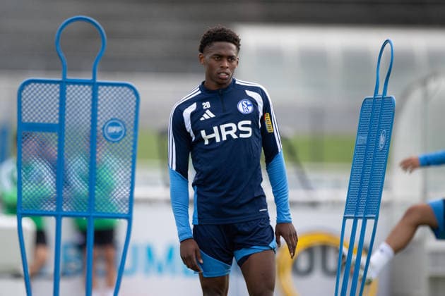 Junior ADAMU (GE) halbe Figur, Halbfigur, halber Koerper, Einzelbild, angeschnittenes Einzelmotiv, Training des FC Schalke 04 (GE) am 08.09.2026 auf dem Trainingsgelaende in Gelsenkirchen Deutschland. Â *** Junior ADAMU GE half-figure, half-body, single frame, cropped single shot, FC Schalke 04 GE training session on September 8, 2026, at the training facility in Gelsenkirchen, Germany Â