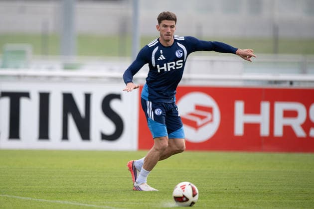Robin GOSENS (GE) Aktion, Einzelaktion Training des FC Schalke 04 (GE) am 08.09.2026 auf dem Trainingsgelaende in Gelsenkirchen Deutschland. Â *** Robin GOSENS individual play, FC Schalke 04 training session on September 8, 2026, at the training facility in Gelsenkirchen, Germany Â