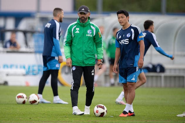 Trainer Miron MUSLIC (GE) leitet das Training, rechts Hwang Hee-chan (GE), Training des FC Schalke 04 (GE) am 08.09.2026 auf dem Trainingsgelaende in Gelsenkirchen Deutschland. Â *** Coach Miron MUSLIC leads the practice; on the right is Hwang Hee-chan. FC Schalke 04 practice on September 8, 2026, at the training facility in Gelsenkirchen, Germany. Â