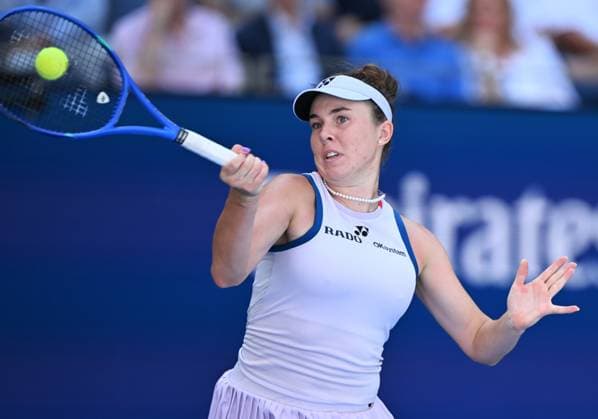 (260909) -- NEW YORK, Sept. 9, 2026 -- Linda Noskova of Czech Republic hits a return during the women s quarterfinal match against Aryna Sabalenka of Belarus at the 2026 US Open tennis championships in New York, the United States, Sept. 8, 2026. ) (SP)U.S.-NEW YORK-TENNIS-US OPEN-WOMEN S SINGLES-SABALENKA LixRui 