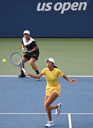 (260909) -- NEW YORK, Sept. 9, 2026 -- Zhang Shuai (R) Jiang Xinyu compete during the women s doubles quarterfinal between China s Zhang Shuai Jiang Xinyu and Luisa Stefani (Brazil) Gabriela Dabrowski (Canada) at the 2026 US Open tennis championships in New York, the United States, Sept. 8, 2026. ) (SP)U.S.-NEW YORK-TENNIS-US OPEN-WOMEN S DOUBLES LixRui 