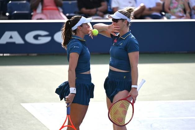 (260909) -- NEW YORK, Sept. 9, 2026 -- Luisa Stefani (L) Gabriela Dabrowski communicate during the women s doubles quarterfinal between China s Zhang Shuai Jiang Xinyu and Luisa Stefani (Brazil) Gabriela Dabrowski (Canada) at the 2026 US Open tennis championships in New York, the United States, Sept. 8, 2026. ) (SP)U.S.-NEW YORK-TENNIS-US OPEN-WOMEN S DOUBLES LixRui 