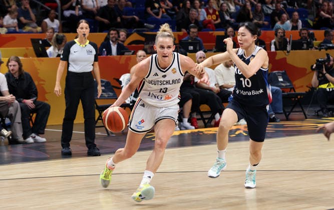 Leonie Fiebich with the ball, Yoolim Kang, defensive battle, game action, sports, basketball, FIBA World Cup, World Championship, Women s World Cup, 2026-2027 season, August 9, 2026, DBB, Germany (GER) vs. South Korea (KOR)