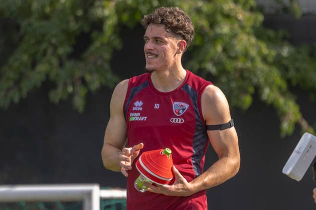 Ingolstadt, Germany, September 8, 2026; 3rd League 2026–2027; FC Ingolstadt 04; Training; Pictured: Dennis Kaygin (FCI) smiling on the field at the Audi Sportpark Bayern training facility Copyright: xFotostandx xSchäferx
