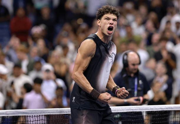 Sport Bilder des Tages #2 US Open tennis tournament - Day 10 Ben Shelton of the USA celebrates his victory against Carlos Alcaraz of Spain during the Men s Singles Quarterfinals of the US Open Tennis Championships at the USTA Billie Jean King National Tennis Center in Flushing Meadows, New York, USA, 09 September 2026. The 2026 US Open tournament runs from 23 August through 13 September. FLUSHING MEADOWS NEW YORK United States  Copyright: xCRISTOBALxHERRERA-ULASHKEVICHx